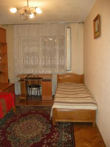 1 dormitorio con cama, mesa y ventana en Apartament in chirie, en Chişinău