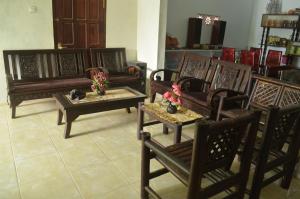 Posezení v ubytování Sritanjung Homestay
