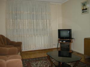 - un salon avec un canapé et une télévision dans l'établissement Apartament in chirie, à Chişinău