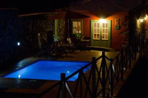 The swimming pool at or close to Casa Rural La Caldera