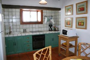 A kitchen or kitchenette at Casa Rural La Caldera