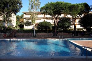 The swimming pool at or close to Apartamentos Royal S´Alguer