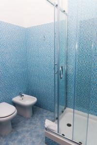 y baño con ducha, aseo y lavamanos. en Affittacamere Orchidea, en Ancona