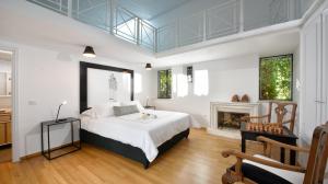 1 dormitorio con 1 cama y chimenea en ALDIS MANSION by K&K, en Atenas