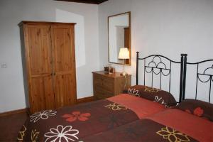 a bedroom with a bed and a dresser and a mirror at Casa Rural La Caldera in Fuencaliente de la Palma