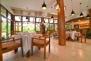 A restaurant or other place to eat at Popa Garden Resort