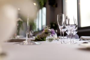 un grupo de copas de vino sentado en una mesa en Balneario de Archena - Hotel León, en Archena