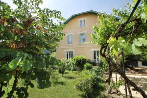 una casa en medio de un patio con árboles en La Renardière, en Saint-Sauveur-de-Montagut