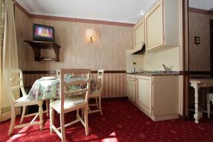Kuchyň nebo kuchyňský kout v ubytování Hotel Petit Prince + 37 fotografií