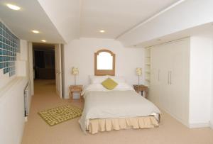 イスタンブールにあるCheya Residence Rumelihisariの白いベッドルーム(ベッド1台、窓付)
