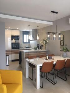 Oasis Beach - Modern penthouse met prachtig solariumにあるキッチンまたは簡易キッチン