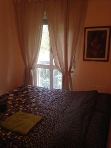 - une chambre avec un lit et une fenêtre dans l'établissement Appartamento del Golf - Secured Parking -, à Rapallo