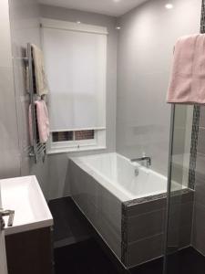 Ванная комната в Stunning 2 bed flat Shepherds Bush
