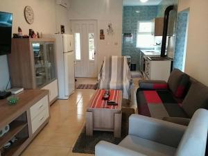 a living room with a couch and a table at Gogi apartman in Okrug Donji