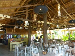En restaurant eller et andet spisested på Lanta Castaway Beach Resort