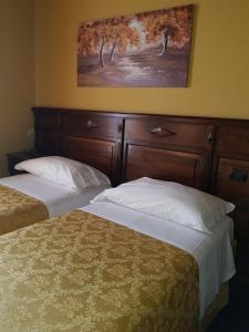 A bed or beds in a room at Hotel Damian Park Hotel Delle Magnolie