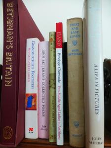 una fila de libros sentados en un estante en Hay-on-Hye retreat, en Hay-on-Wye