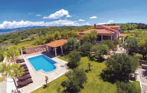 een luchtfoto van een huis met een zwembad bij Villa Dabo in Novalja