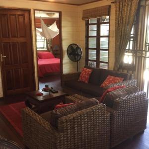 sala de estar con 2 sofás y 1 cama en Bamboe en Meerzorg