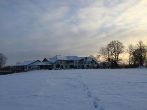 Hotel Dworek nad Regą v zimě