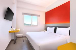 Tempat tidur dalam kamar di Amaris Hotel Padang