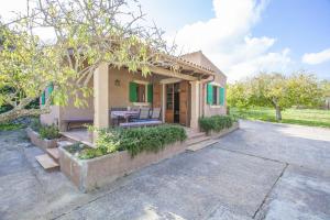 Cette maison dispose d'une terrasse et d'une table. dans l'établissement Can Andreu, à Capdepera