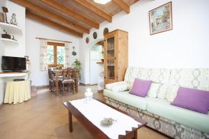 een woonkamer met een bank en een tafel bij Can Andreu in Capdepera