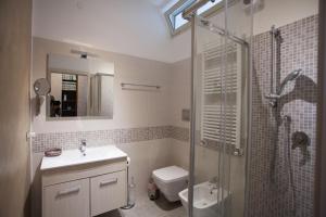 een badkamer met een douche, een toilet en een wastafel bij Settimo Cielo in Caltagirone
