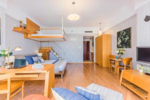 Televiisor ja/või meelelahutuskeskus majutusasutuses Westlake Service Apartment