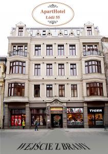 duży biały budynek z ludźmi idącymi przed nim w obiekcie Aparthotel Łódź 55 Piotrkowska w Łodzi
