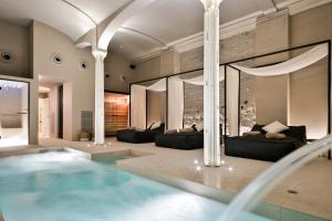 Bazén v ubytování Yurbban Passage Hotel & Spa nebo v jeho okolí