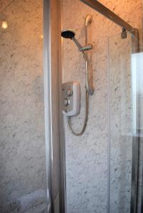 Kylpyhuone majoituspaikassa Kelpies Serviced Apartments MacGregor- 2 Bedrooms