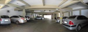 uma garagem com vários carros estacionados nela em Dourados Center Hotel em Dourados