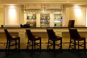 Ο χώρος του lounge ή του μπαρ στο Sunway Hotel Hanoi