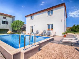 willa z basenem przed domem w obiekcie House Andrej 1372 w Medulinie