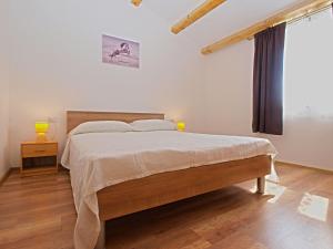 sypialnia z dużym łóżkiem i oknem w obiekcie House Andrej 1372 w Medulinie +26 zdjęć