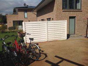 a group of bikes parked in front of a house at Ferienwohnung Völker in Häven
