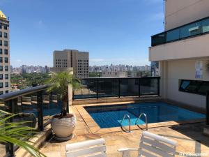 בריכת השחייה שנמצאת ב-Apartamento confortável - Itaim Bibi או באזור