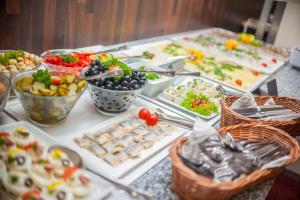 ein Buffettisch mit vielen verschiedenen Arten von Speisen in der Unterkunft Premier Kraków Hotel in Krakau