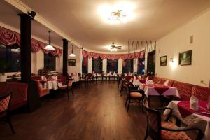 um restaurante com mesas e cadeiras num quarto em Haus Veni em Bad Grund