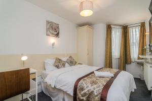 Кровать или кровати в номере Earls Court Hotel