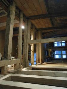 un bâtiment vide avec piliers et escaliers en béton dans l'établissement Fachwerk-Hotel Eisenbart, à Hann. Münden