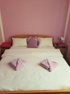 A bed or beds in a room at Guest House Lisinski Raj