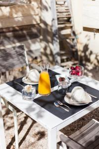 サン・ローラン・デ・ザルブルにあるApres La Siesteの白いテーブル(皿、オレンジジュース1杯付)