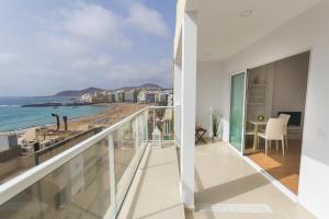een balkon met uitzicht op het strand bij Living Las Canteras Homes - BEACH HOME in Las Palmas de Gran Canaria