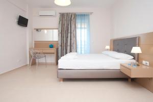 Un pat sau paturi într-o cameră la Georgio Seaside Hotel