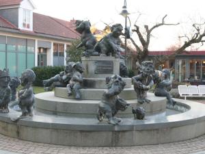 eine Gruppe von Hundestatuen, die auf einem Brunnen sitzen in der Unterkunft Ferienwohnung Mogwitz mit Schwimmbad und Saunanutzung in Bad Harzburg
