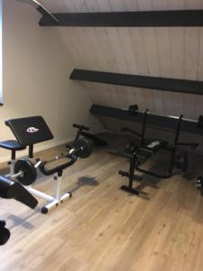 een kamer met een hoop fitnessapparatuur erin bij Voormalig Politiebureau in Overloon