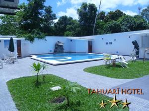 a resort with a swimming pool in a yard at Tahuari Hotel in Pucallpa