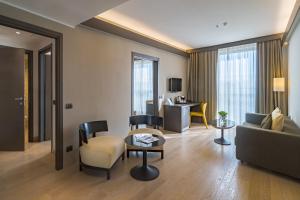 sala de estar con sofá y mesa en Domina Milano Fiera, en Novate Milanese